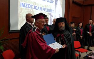 Hirësi Joani u nderua me titullin “Doktor Nderi” nga Universiteti “Fan Noli” Hirësi Joani u nderua me titullin “Doktor Nderi” nga Universiteti “Fan Noli”