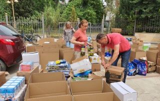 Ndihma për familjet e goditura nga tërmeti. Ndihma për familjet e goditura nga tërmeti.