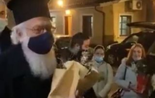 Kryepiskopi Anastas u kthye në Tiranë pasi fitoi betejën me koronavirusin. Kryepiskopi Anastas u kthye në Tiranë pasi fitoi betejën me koronavirusin.