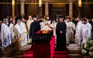 Çaste nga Agripnia –  Shërbesat Lutësore që u mbajtën mbrëmë deri pas mesnate në Katedralen e Ngjalljes, në Tiranë, ku në mes të Kishës qëndroi trupi i Kryepiskopit tonë të ndjerë Anastas.