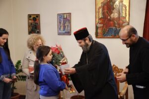 Εορταστικά κάλαντα στην Αρχιεπισκοπή από τους μαθητές του σχολείου «Protagonistët»