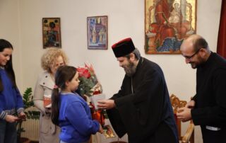 Εορταστικά κάλαντα στην Αρχιεπισκοπή από τους μαθητές του σχολείου «Protagonistët»