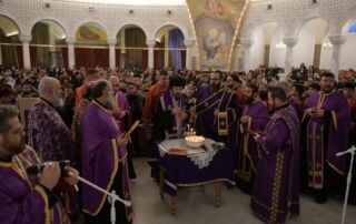 Misteri i Vajimit të Shenjtë (Efqelia), drejtuar nga Fortlumturia e tij, Joani, Kryepiskop i Tiranës, Durrësit, dhe i Gjithë Shqipërisë  Katedralja “Ngjallja e Krishtit”, Tiranë  8 prill 2026