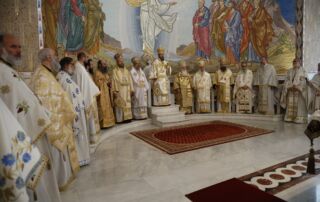 Një vit dritë Baritore Udhëtimi shpirtëror dhe shërbesa e Kryepiskopit Joan pas Fronëzimit.