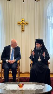 Dendias, i pritur nga Kryepiskopi Joani, nderoi kujtimin e Kryepiskopit Anastas në Katedralen Orthodhokse të Tiranës