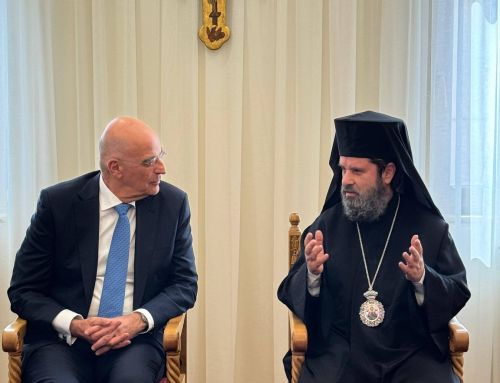 Dendias, i pritur nga Kryepiskopi Joani, nderoi kujtimin e Kryepiskopit Anastas në Katedralen Orthodhokse të Tiranës