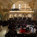 Populli shpresëtar shqiptar i jep përshëndetjen e fundit Kryepiskopit Anastas
