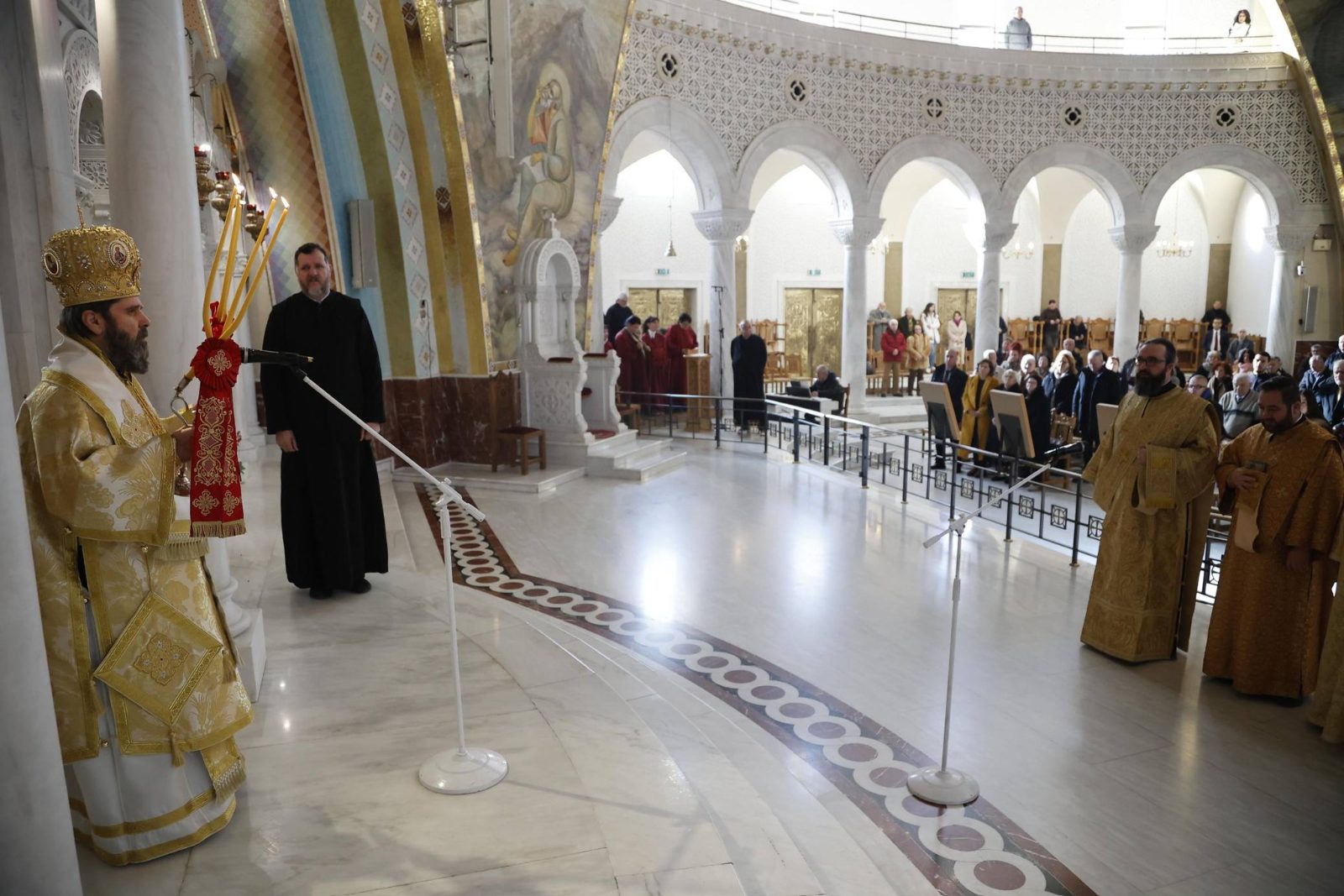 Liturgjia Hyjnore festive për Rrethprerjen e Zotit dhe Shën Vasilin e Madh – 70 vjet jetë dhe dëshmi e Kryepiskopit Joan