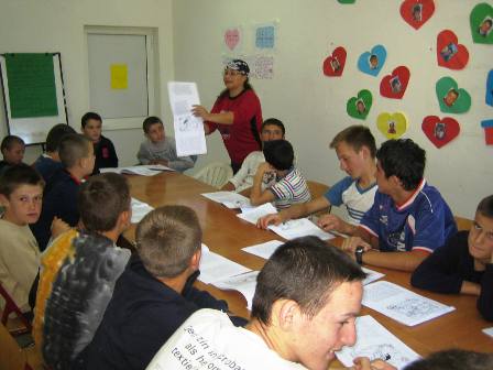 Kamp ditor për fëmijët e varfër në një lagje të Tiranës