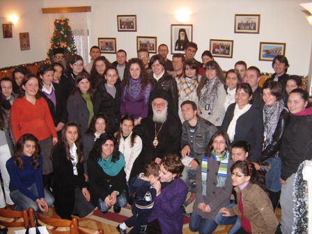 Të rinjtë e Qendrës “Bethlehem” takohen me Kryepiskopin Anastas në ndarjen e kekut të shën Vasilit