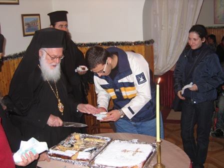 Të rinjtë e Qendrës “Bethlehem” takohen me Kryepiskopin Anastas në ndarjen e kekut të shën Vasilit