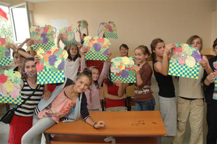 Duke ndarë miqësinë me mirënjohje në kampet e fëmijëve të Kosovës