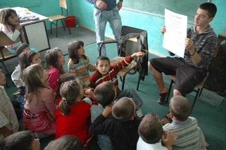 Duke ndarë miqësinë me mirënjohje në kampet e fëmijëve të Kosovës
