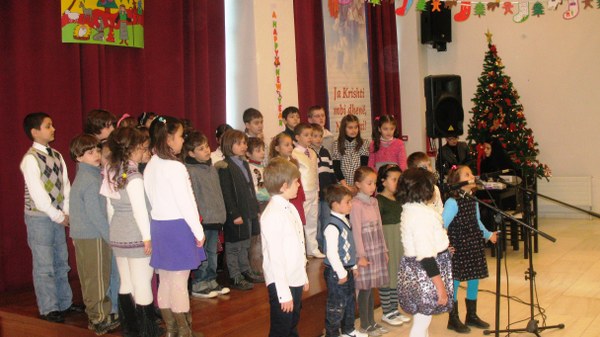 Nxënësit e shkollës “Protagonistët” festojnë ardhjen e Krishtlindjes