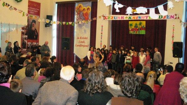 Nxënësit e shkollës “Protagonistët” festojnë ardhjen e Krishtlindjes