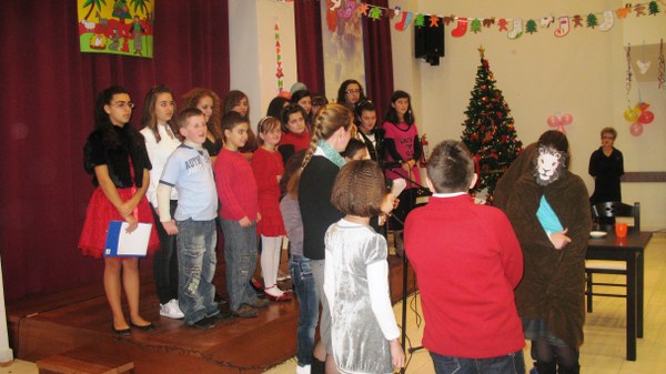 Nxënësit e shkollës “Protagonistët” festojnë ardhjen e Krishtlindjes
