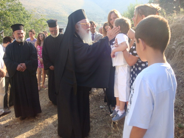Kryepiskopi Anastas mes besimtarëve në Gjirokastër për Fjetjen e Tërëshenjtës: