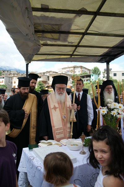 Kryepiskopi Anastas vendos gurin e themelit për kishën e re katedrale të Ngjalljes së Zotit, në Gjirokastër