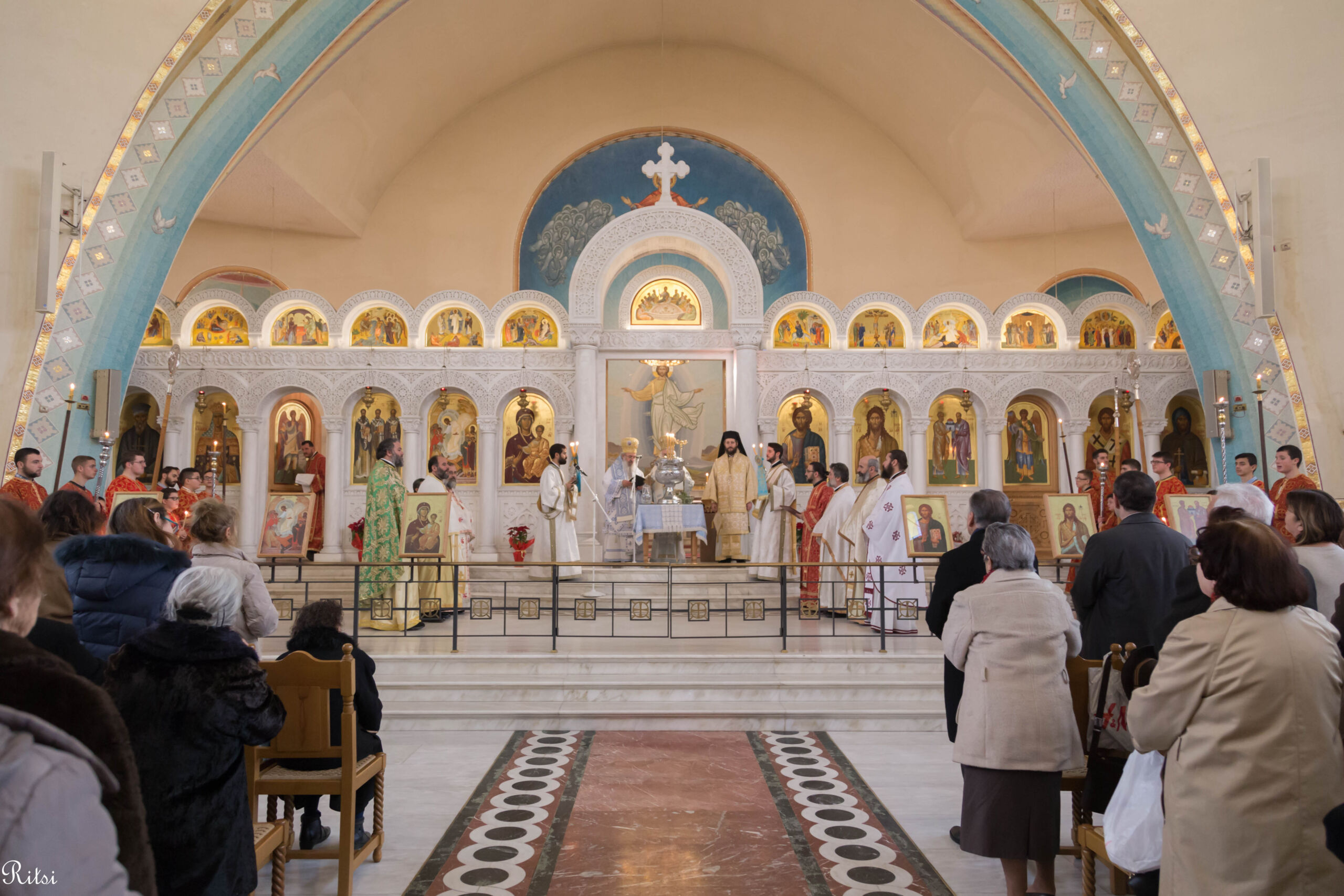 Tiranë - Mijëra besimtarë në kremtimin e Theofanisë