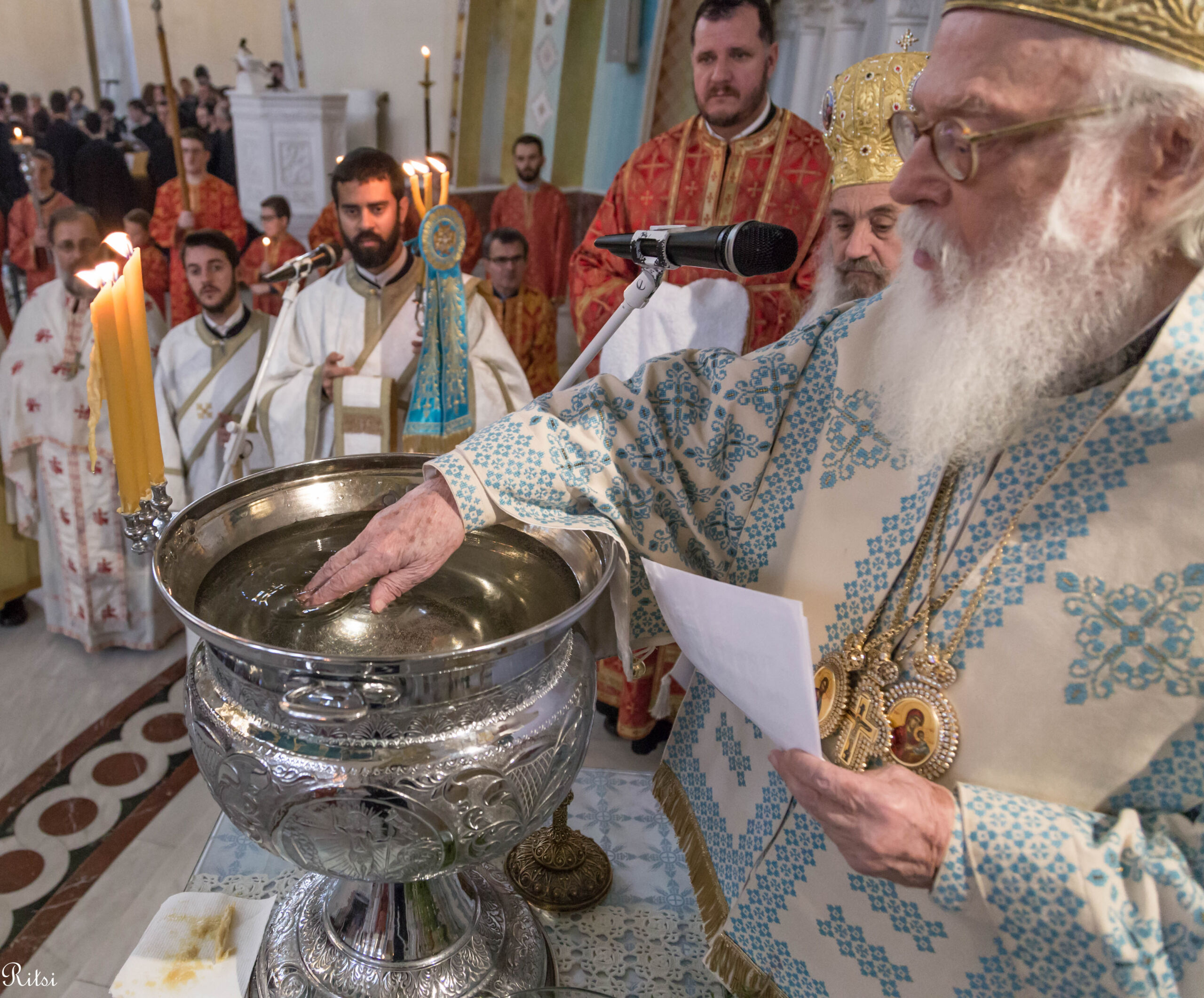 Tiranë - Mijëra besimtarë në kremtimin e Theofanisë