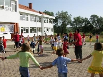 Fëmijët kosovarë po marrin pjesë aktive në kampet e Kishës sonë