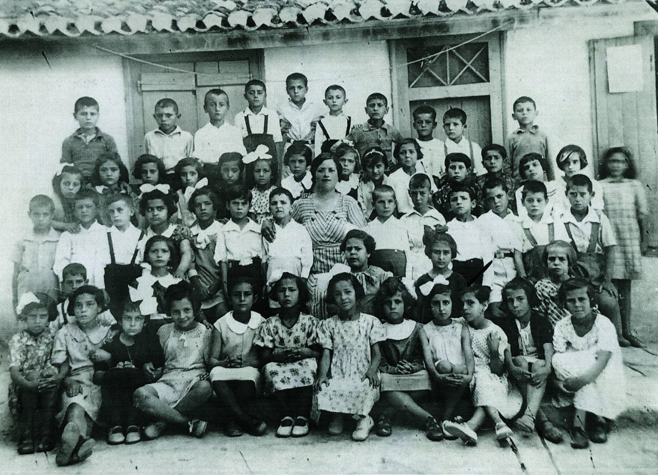 Në shkollën fillore (1937).