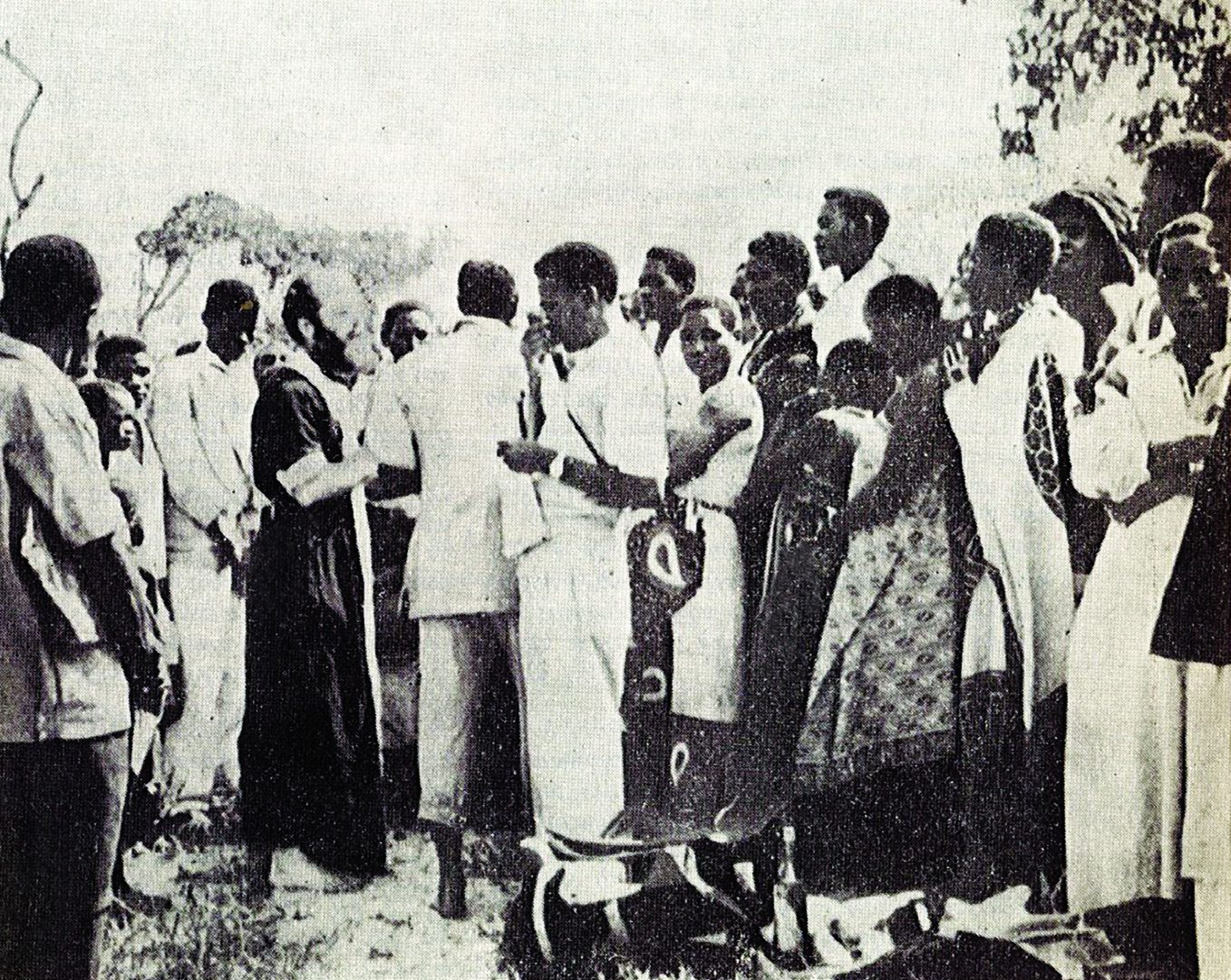 Përgatitje për pagëzimin e gjashtëdhjetë e nëntë vendasve në Tanzaninë perëndimore (1964).
