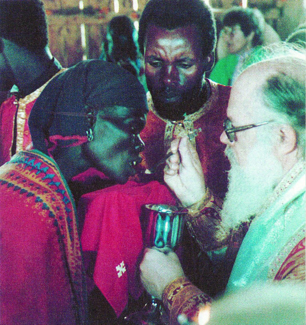 Ol-Moran, Laikipia, Kenia: Liturgji Hyjnore në sallën e shkollës (1987).