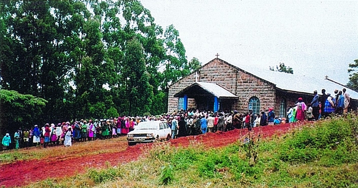 Përurimi i Kishës së Shën Lukës në Kihuti, Kenia (1988).