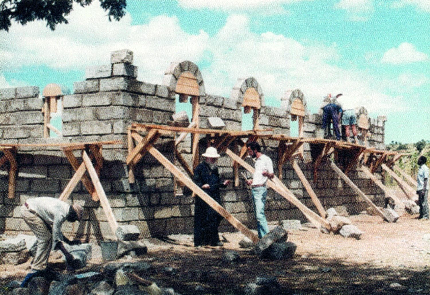 Mbikëqyrje e ndërtimit të kishave të reja në Afrikë (1989).