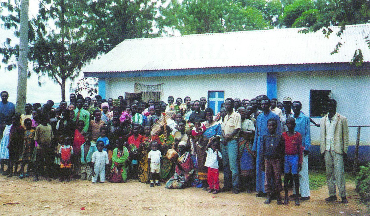 Në Kishën e Ngjalljes, Makongora, Tanzani perëndimore (1985).