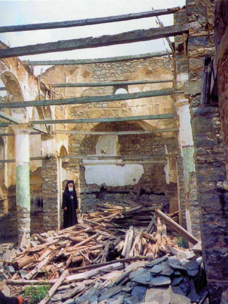 Në një nga kishat e shkatërruara në Shqipëri (1991).