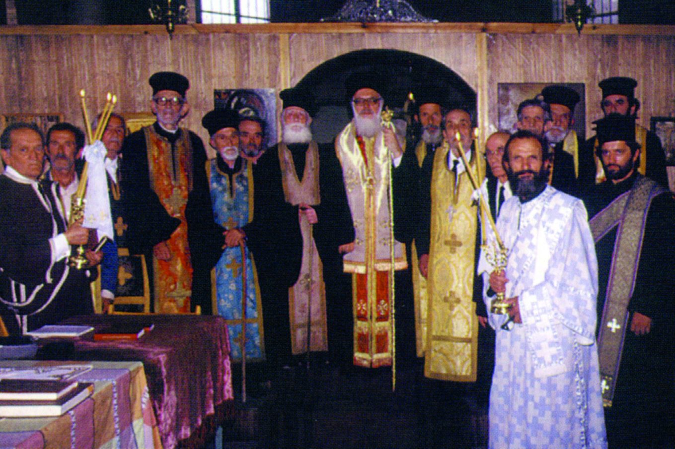 Klerikë të mbijetuar nga persekutimet, përpara ikonostasit të Kishës Mitropolitane të Ungjillëzimit në Tiranë (1991).