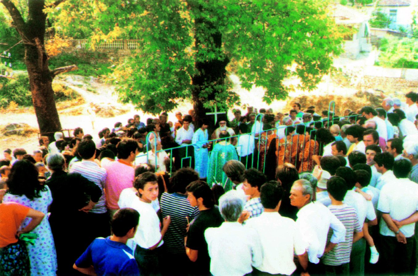 Liturgji Hyjnore në vendin e kishës së rrafshuar në Delvinë (1991).