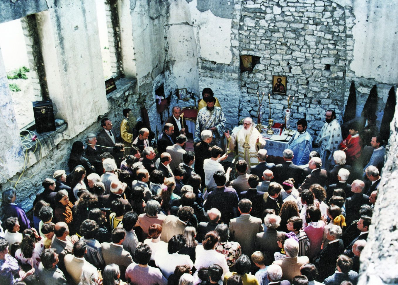 Liturgji Hyjnore në Kishën e rrënuar të Shën Thomait në Berat (1992).