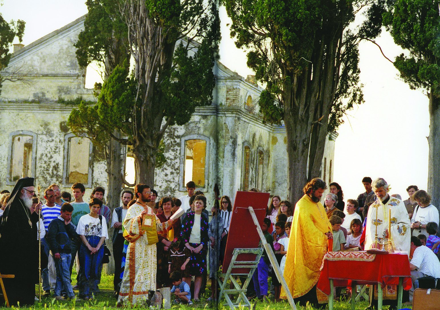 Mbrëmësore në Manastirin e shkatërruar të Shën Vlashit në Durrës (1993).