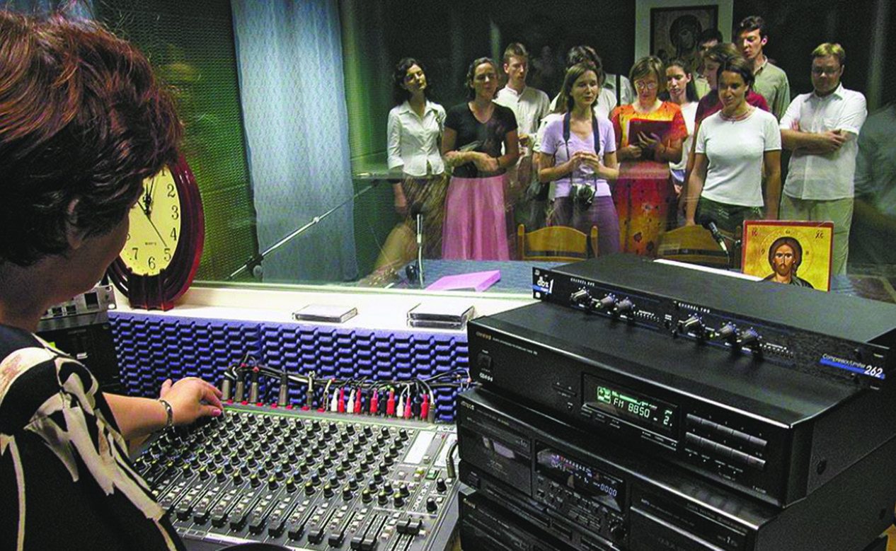 Qendra Kulturore – nën dyshemenë e Katedrales. Stacioni radiofonik i Kishës.
