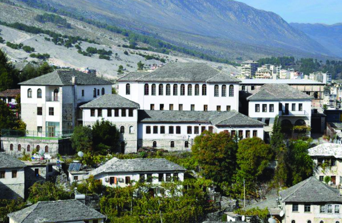 Liceu kishtar dhe konvikti “Kryqi i Nderuar” në Gjirokastër.